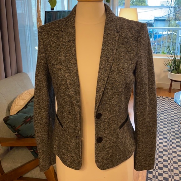 Tommy Hilfiger Jackets & Blazers - Tommy Hilfiger blazer pockets with silk lining